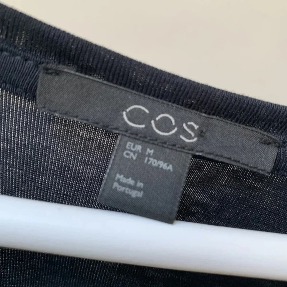 COS Black Jersey Top
Medium
Boxy / Oversized
Asymmetrical hem - Picture 8 of 11